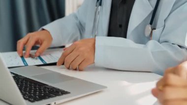 Hastane masasında birlikte çalışan ve tıbbi tedavi planlayan çeşitli profesyonel sağlık görevlileri. Takım çalışması başarılı hastalıklara ve hastalıklara yol açar. Ağır çekim. Katı.