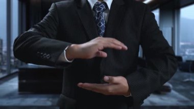 İş adamı siber güvenliğin özünü keşfeder. Siber koruma yöntemlerini, tehditleri derinlemesine araştır ve siber güvenlik duruşunu güçlendir. Siber güvenlik çağında UUID 'de gezinmek için gerekli