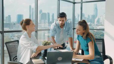 Becerikli pazarlama ekibi, şehir manzaralı iş toplantı odasında dökümanlarla el ele tutuşuyor. İş adamları başarıyı kutluyor. İşbirliğini, birliğini temsil etti. İzleme