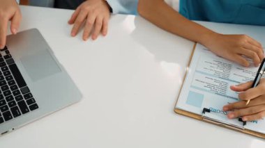 Hastane masasında birlikte çalışan ve tıbbi tedavi planlayan çeşitli profesyonel sağlık görevlileri. Takım çalışması başarılı hastalıklara ve hastalıklara yol açar. Ağır çekim. Katı.