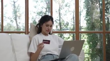 Kadın alışverişi ya da internet pazarında online ödeme modern yaşam tarzı için satılık eşyalar arıyor ve canlı siber güvenlik yazılımı tarafından korunan cüzdandan çevrimiçi ödeme için kredi kartı kullanıyor