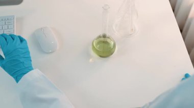 Bilimsel uzmanlığa, laboratuvar ekipmanlarına ve yenilikçi tıbbi biyoteknoloji yazılımına sahip laboratuvar sağlık araştırma ekibi yeni ilaçlar araştırıyor, tedavi geliştiriyor. Ağır çekim. Katı.