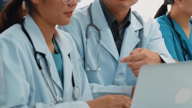 Hastane masasında birlikte çalışan ve tıbbi tedavi ya da sağlık hizmeti planlayan profesyonel bir grup. Takım çalışması başarılı hastalıklara ve hastalıklara yol açar. Ağır çekim. Katı.