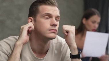 Aile krizi ve çift sorunu, finansal problemden kaynaklanan stresli durum, iflas ve iflas riski. Evlilik hayatındaki hayal kırıklıkları ve hüsranlar depresyona ve boşanmaya yol açar. Düzenle