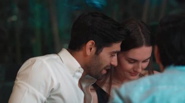 Portre, yakın plan akıllı adam, gece vakti lüks bir bar ve restoranda özel bir partiyle tanışırken grup arkadaşıyla ya da yemek masasındaki çiftle canlı sohbete dalıyor. Vinosity.