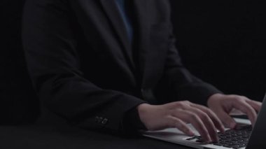 İş adamı, QC ve QA standartlarının karşılandığından emin olmak için katı kalite güvencesi protokolleri uyguluyor. Kalite güvencesi ile sertifikalı ürün mükemmelliğine ulaşmak. Kullanıcı Kimliği