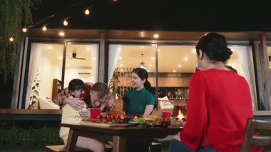 Aile tatilini bahçede kutlar. Son sınıf öğrencisi sürpriz bir şekilde toruna hediye verdi. Akrabalarla rahatlamak için açık hava kamp aktiviteleri, nesiller arası tatlı akrabalarla zaman geçirmek için. Uyumsuzluk.