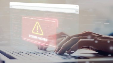 İş adamı hacklemeyi önlemek için siber güvenlik zayıf noktalarını belirler. Sistemi etkili güvenlik önlemleri ve hack 'lenemez stratejileri olan hackerlara karşı nasıl koruyacağınızı öğrenin