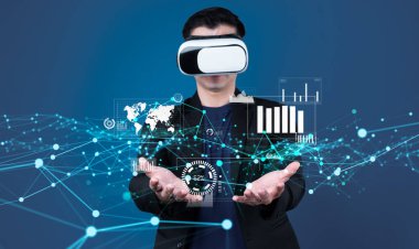 İş adamı, tahmin edilen büyük veri modellerinden gerçek zamanlı analizlere uzanan eğilimleri ve görüşleri ortaya çıkarmak için veri analizlerini derinlemesine inceleyerek, veri güdümlü kararların analitik endüstrileri nasıl ileri götürdüğünü öğrenir Faas