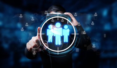 Etkili pazarlama için seyirci segmentasyonunun hedeflenmesinde iş stratejisi kavramını gözünde canlandır, müşteri odaklarını ve katılımını sembolize eden insan figürlerinin yer aldığı. XDMCP