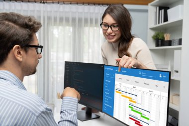 Ekip projesinin zaman çizelgesini gösteren bilgisayar ekranında canlı iş projesi yönetimi için proje planlama yazılımı