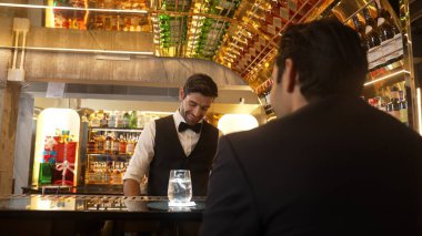 Akıllı barmen, lüks bir tezgahta arkadaşını beklerken limonlu cin kokteyli ikram ediyor. Barmen, canlı gece hayatı parti atmosferinde mükemmel hizmet veriyor. Vinosity.