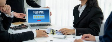 Müşteri geribildirim ve şirket işleri için canlı bilgisayar yazılımı analizi