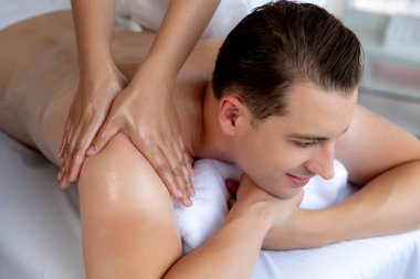 Kafkas erkek müşteri stres önleyici spa masajının keyfini çıkarıyor ve lüks otel veya oteldeki gündüz açık hava ortamında güzellik derisi eğlencesi ile şımartıyor. Sessiz.