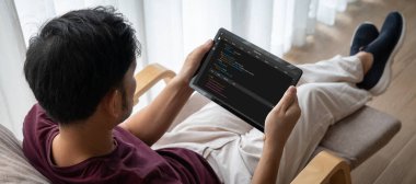 Model uygulama ve program kodlaması için bilgisayar ekranında yazılım geliştirme programlama