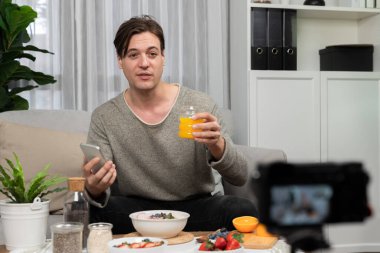 Akıllı beslenme yayın kuruluşu, taze yoğurt sosu, meyve suyu ve portakal suyu içeren sağlıklı besin seçimi sunarak, her öğünde vitamin ve lif kullanımını açıklıyor. Bireysel.