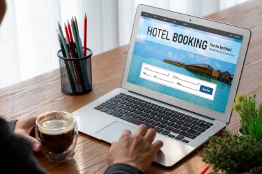 Çevrimiçi otel konaklama rezervasyon sitesi mod rezervasyon sistemi sağlar. Seyahat teknolojisi kavramı .