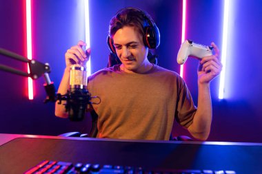 Kontrol kumandalı akıllı oyun flamasının tadını çıkarın. Modern teknoloji siber aydınlatma odasındaki yetenekli oyuncularla akıllı telefon reklamı üzerinden canlı yayın yapın. Bireysel.