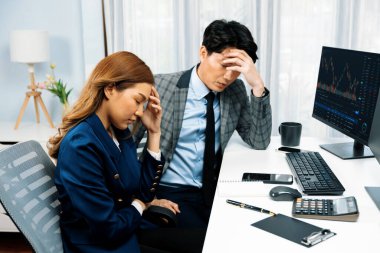 Stresli döviz yatırımcısı iş ortakları zarar eden hisse senedi döviz kuru yatırımlarını tartışıyor ekonomik durgunluk aşamasında finansal uygulamanın ticari değer dinamik karışıklığını kaçırıyorlar. İnfobahn.