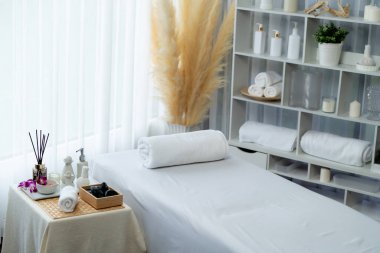 Lüks spa merkezindeki kaplıca masasında güzellik ve güzellik salonu aksesuarları. Spa masajı ve eğlence arka planı konsepti. Sessiz.