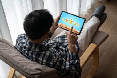 Pazarlama stratejisi planlaması için modem yazılım bilgisayarında müşteri memnuniyeti ve değerlendirme analizi