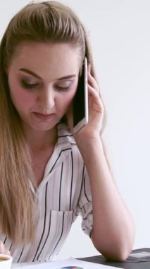 Modern ofiste çalışan sarışın bir iş kadını. İş konsepti.