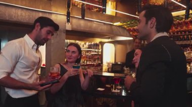 Arkadaş çevresi ya da barın önünde dikilen bir çift Paloma, Margarita, Old Fashioned ve Martini 'de kokteyl eşliğinde selfie çekerken gece kulübünde barmenlik yapıyor. Vinosity.