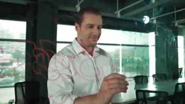 Profesyonel erkek lider yapışkan notlar üzerine pazarlama fikri yazıyor. Kafkasyalı işadamı cam duvarda renkli yapışkan notlar kullanırken pazarlama kampanyasını düşünüyor. - Yakın çekim. Yönlendirici.