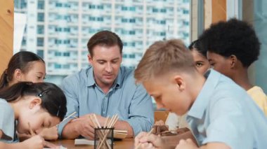 Sıradan tişörtlü zeki liseli çocuk, karışık ırkları olan öğrenciler kitap yazarken profesyonel öğretmene soruyor. Yaratıcı çocuk notayı işaret ederken Kafkas eğitmeni yorum yapıyor. Öğretim