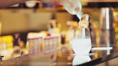 Yakından bir barmen, bir şişe taze gazlı gazlı içeceği bir bardak dolusu müşteriye dönüştürüyor. Lüks karşılama klübünde içecekleri yudumlamak için lüks bir karşılama hizmeti sunuyor. Vinosity.