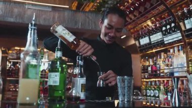 Asyalı barmenin karışık kokteyl likörünü likör karışımına katması, özel reklamı yaratıcı, canlandırıcı, bar lüksünde canlandırıcı bir vitrin haline getiriyor. Vinosity.