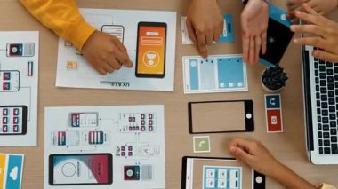 Mobil uygulama ya da web sitesi için kullanıcı arayüzü prototipi planlayan şirket çalışanlarının en iyi görünüm videosu. UX UI tasarımcı beyin fırtınası kullanıcı dostu arayüz planı. Sinerjik