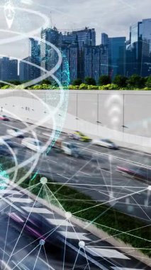 Yeni şehir yolunda gelecek araba trafiği için akıllı ulaşım teknolojisi kavramı. Sanal akıllı sistem, şehir sokaklarındaki araç verilerini birbirine bağlamak için dijital bilgi analizi yapıyor .