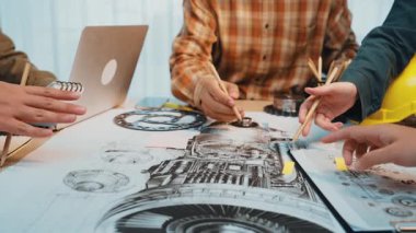 Çeşitli profesyonel gruplar, modern bir çalışma alanına dağılmış cihazlar ve belgelerle fikir ve strateji alışverişinde bulunarak, işbirliğini ön plana çıkardılar. SACTR