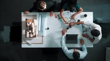 Birlikte çalışan mimar mühendisinin üst görüşü ve planlar hazırlamak ve toplantı için tasarım hazırlamak. Yöneticinin birlikte çalışırken modelle toplantı masasında yürümesi zaman aşımı. Hizalama.
