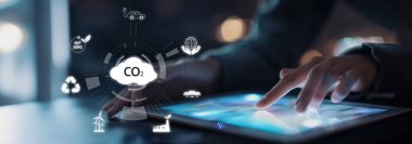 İş adamı CO2 emisyonlarını azaltmak için girişimlerde bulunuyor ve net sıfır hedefliyor. Daha yeşil bir gezegenin karbondioksitini azaltarak sürdürülebilirliğe olan bağlılığını gösteriyor. EIDE