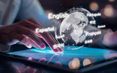 Birden fazla dille küresel iletişim. Çevrimiçi dil çalışmasına sahip dijital sanal gerçeklik küresi, çevirmenlik dersi ve bağlı VR dünyasında uygulama yetenekleri. EIDE