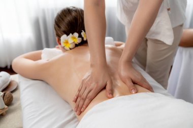 Kafkas çift müşterisi stres önleyici spa masajının keyfini çıkarıyor ve lüks otel veya oteldeki gündüz açık hava ortamında güzellik teniyle eğleniyor. Sessiz.