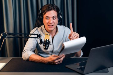 Akıllı yayıncının sunucu kanalı, canlı sosyal medyada canlı yayında konuşma programı ile birlikte modern stüdyoda, kayıt cihazıyla dinleyiciye senaryo okumaktadır. Bireysel.