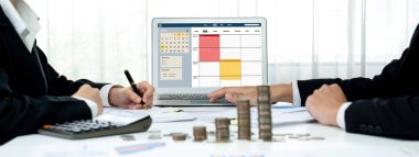 İnternet sitesinde canlı eleştiriler için çevrimiçi aplikasyon rezervasyon takvimi