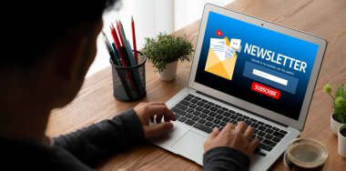 Müşterilerin abone olmak için bilgisayardaki haber belirleme sayfası Sugly Newsletter güncelleme bilgilerini aboneye aktarması