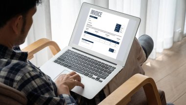 Muhasebe uygulamasından gelen fatura bilgisayar ekranında. Şirket işlerinin finans ve bütçesi için bilgisayar programı. Rahatça..