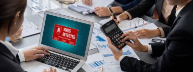 İş zekası ve veri analizi kavramı. Analizci ekibi laptop ekranında finansal veri analizi üzerinde çalışıyor. Etkili iş stratejik planlama için pazarlama göstergesi olarak. İçgörü