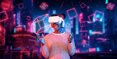 Gelecekçi şehirde dikilirken gözlüklü ve günlük giysiler giyen Afrikalı bir kız. Meta evrene erişen arttırılmış gerçeklik teknolojisini kullanarak oyun oynayan çekici bir oyuncu. Yapay zeka konsepti.