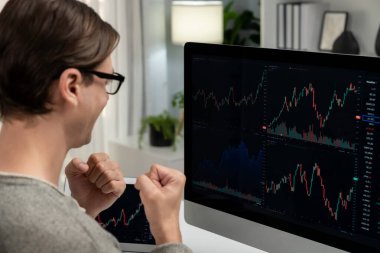 Gündelik servetteki akıllı tüccar modern ofisteki bilgisayar ve tablet ekranında dinamik artırılmış hisse senedi grafiğinin en yüksek kar değerini yükselterek başarılı oldu. Bireysel.