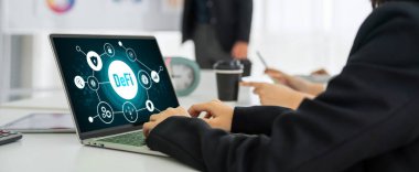 Model bilgisayar ekranında merkezi olmayan finans veya DeFi kavramı. Defi sistemi yeni yatırım ve tasarruf seçenekleri sunuyor .