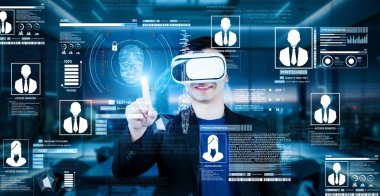 Proje yöneticisi güvenlik sistemi hologramını işaret ediyor ve mavi renkli gelecekteki ofiste duruyor. İş adamı, kimlik doğrulamak için artırılmış gerçeklik teknolojisini kullanıyor. Yaratıcılık.