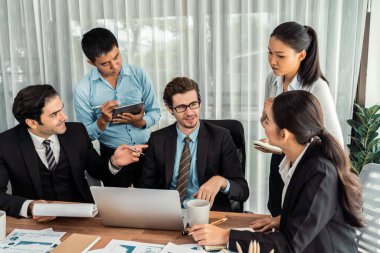 Modern ofis ortamında çalışan çeşitli etnik gruplardan çeşitli iş adamları. Üretken ve çok ırklı ofis çalışanları stratejik ticari pazarlama konusunda tartışmaya giriştiler. Çok titiz.