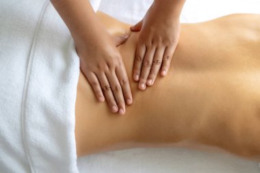 Kapalı alan kadın müşteri stres önleyici spa masajını yapmaktan zevk alıyor ve lüks otel ya da oteldeki gündüz açık hava güzellik salonunda güzellik teniyle eğleniyor. Sessiz.