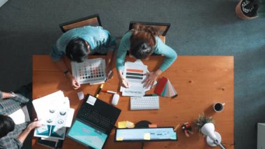 Ekip toplantısına katılıp fikir hakkında konuşurken proje yöneticisinin yazma fikrinin en üst görüntüsü. Renk paletine bakarken ve kağıda fikir yazarken profesyonel tasarımcı logosu. Sempozyum.